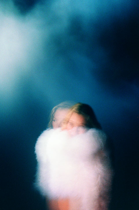 mujer-foto-ryan-mcginley-imagery-our-world