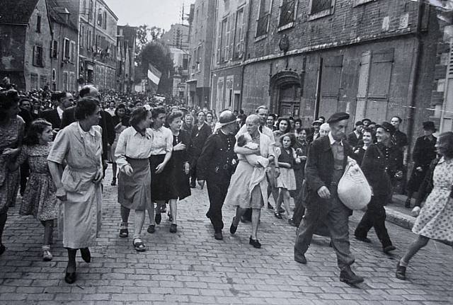 guerra-7-chartres-1944-robert-capa-imagery-our-world
