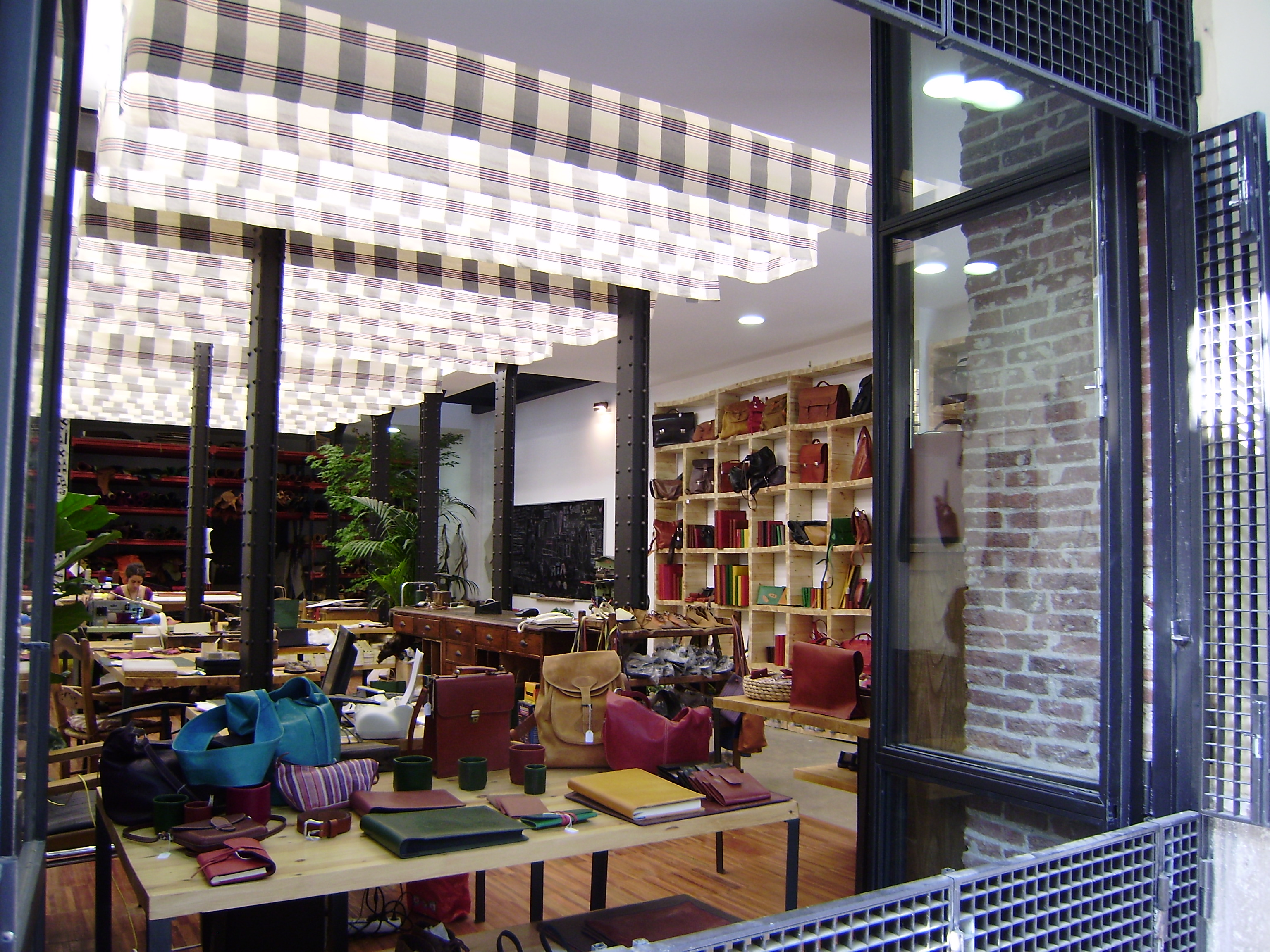 escaparate de Taller Puntera.-Plaza Conde Barajas, 4