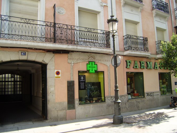 Calle Huertas 7.-Aparta, Señor de mí, lo que me aleje de tí.-Farmacia.-diez agosto 2009