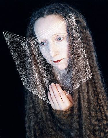 lectura-espejo.-A.-Rimma Gerlovina and Valeriy Gerlovin.-2001.-Lisa Sette Gallery.-Scottsdale,.USA.-photografie.-artnet