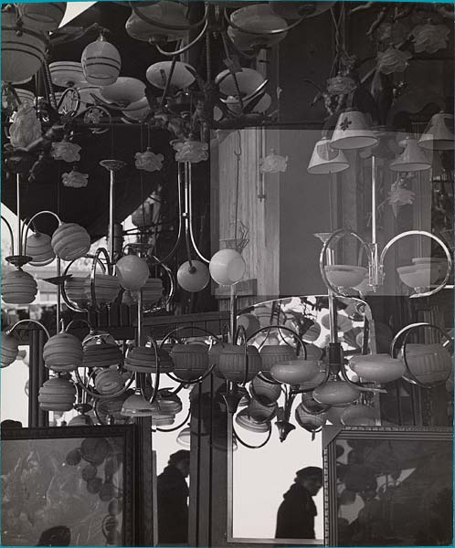 objeros.-vr54.-CCC.-efectos de los espejos en el marché aux puces.-por Florence Henri.-Biblioteca Nacional de Francia