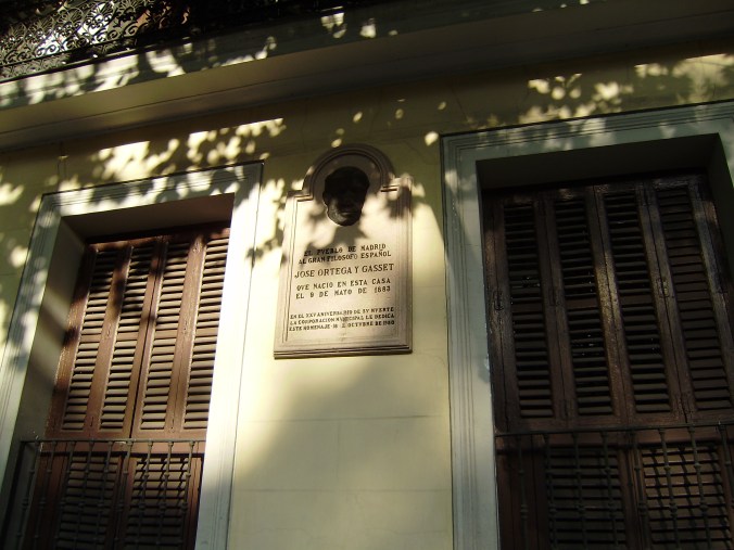 Calle Alfonso Xll, 4.-casa donde nació Ortega.-17-8-2009