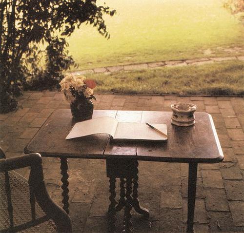 escribir.-Virginia Woolf,. mesa de trabajo de Virginia Woolf en el jardín de la casa de Virginia Woolf de Monk.-Sussex.-Inglaterra.-1967.-foto de Gisele Dreund