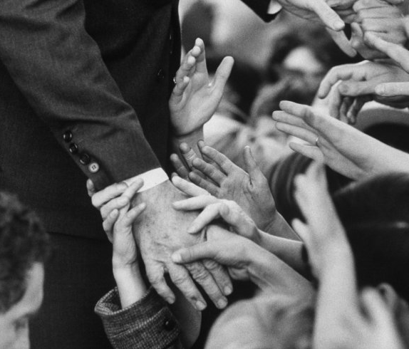 manos-nnbbio-Bill Eppridge- mil novecientos sesenta y seis