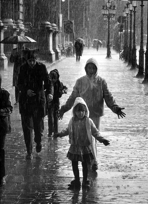 estaciones-o8jj-verano-lluvia-paris-1981-robert-doisneau
