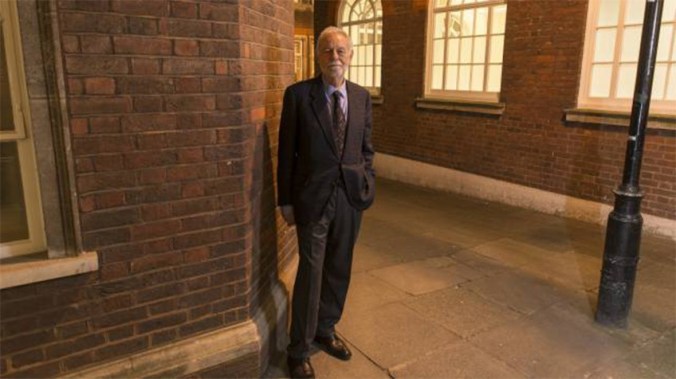 mendoza-reb-eduardo-mendoza-en-londres-tras-recibir-el-premoi-cervantes-foto-lionel-derimais-elpais