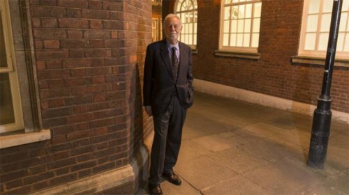 mendoza-reb-eduardo-mendoza-en-londres-tras-recibir-el-premoi-cervantes-foto-lionel-derimais-elpais